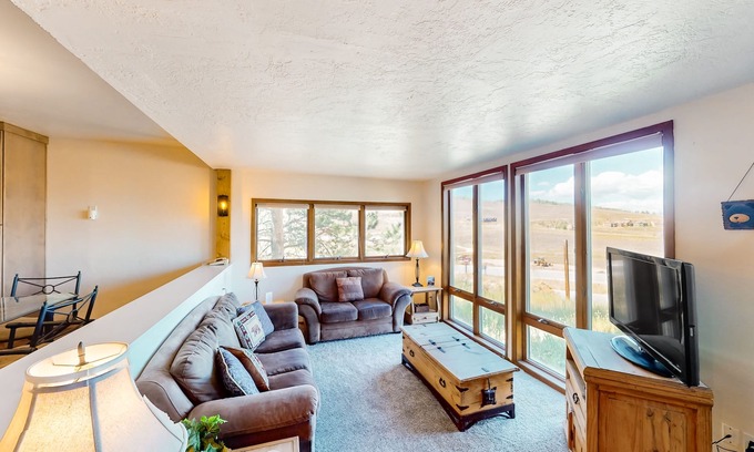 Silvercreek Condo | Condo with Fireplace & Outdoor Heated Pool