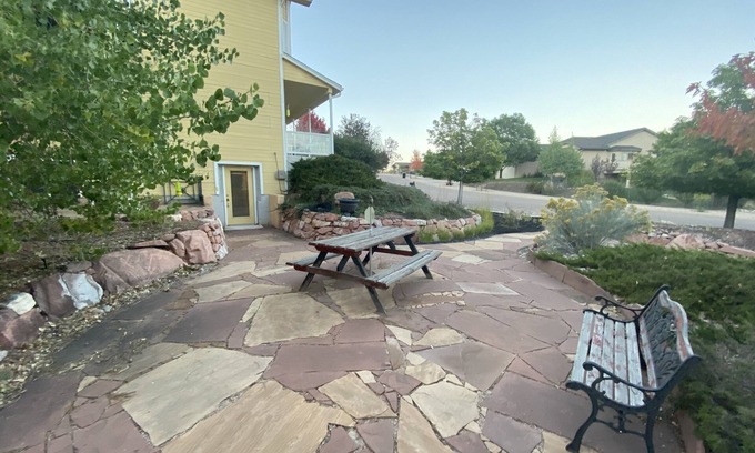 Mountain Shadows House | Cozy basement suite 5 min drive to Garden of the Gods