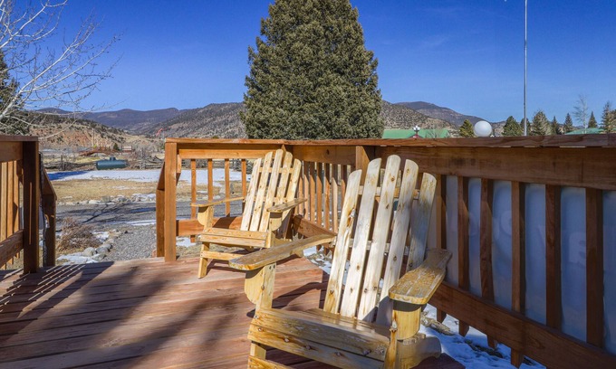 South Fork Cabin | Cozy dog-friendly cabin with grill & free WiFi - 17 miles to skiing