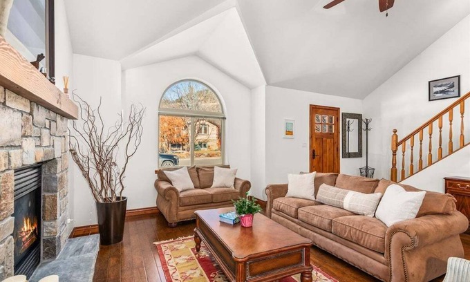 El Jebel House | Deer Run Vista | Mid-Valley, Sleeps 8, Lg Yard