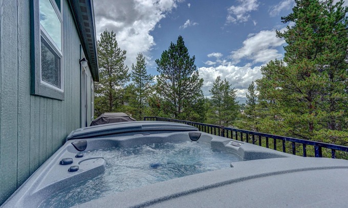 Leadville House | Delwyn House- PET FRIENDLY-15 Min to Ski Cooper w/HOT TUB!