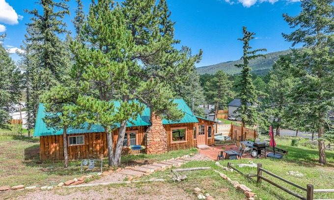 Woodland Park Cabin | Dewdrop Peak! Nature Escape Hot Tub BBQ