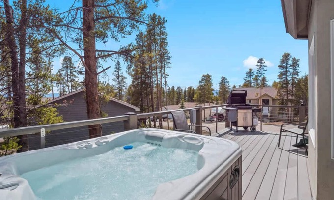 Leadville North House | Doc's Place w/ Beautiful Hot Tub Views!