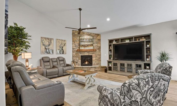 Florissant House | Dog friendly, Hot tub, Family FUN Game room