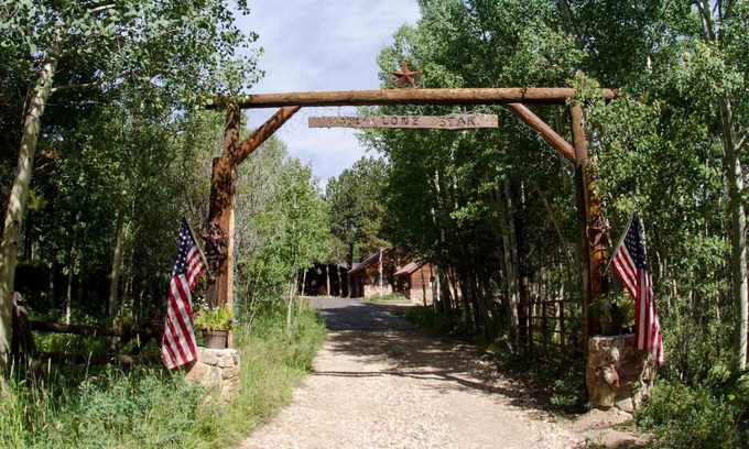 Allenspark House | Enjoy family holidays near RMNP/Estes Park. New pricing for the fall/winter.