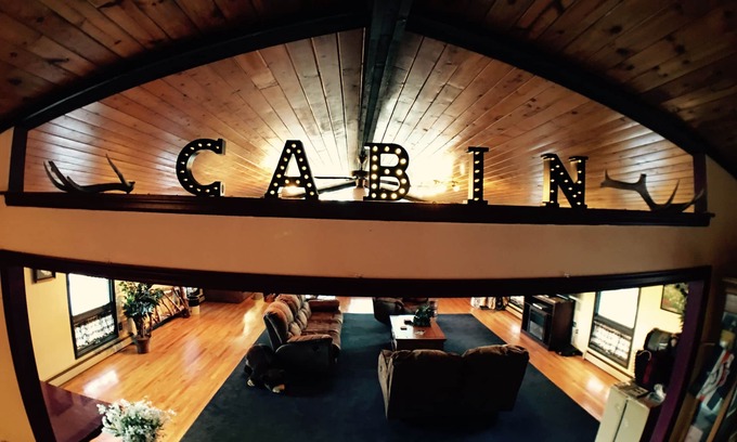 Woodland Park House | Fabulous Mountain Cabin Wooded Property - Entertaining Living Room