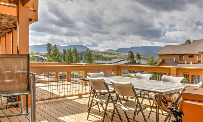 Fraser House | Fraser Townhome near Winter Park with Balcony and Views