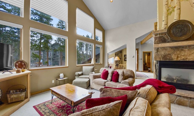 Warrior's Mark West House | Free SkyCard Act-Home, Private Hot Tub, Perfect For Large Families-Gold King Cha