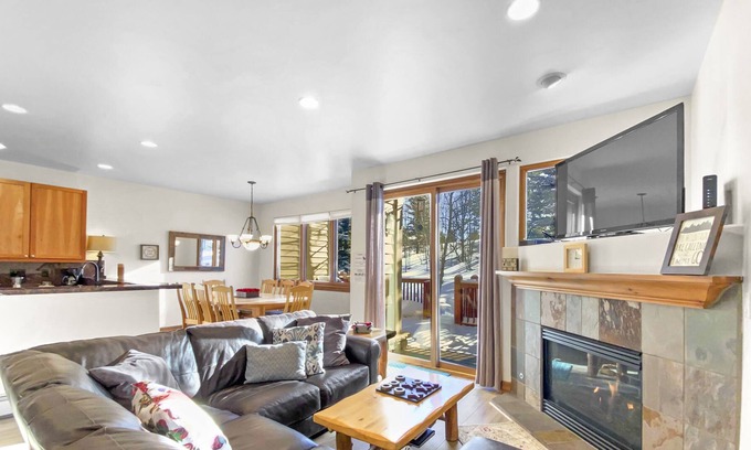 The Highlands House | FREE SkyCard Activities - Cozy Townhome, Private Hot Tub, Mountain Views - Highland Greens Pine