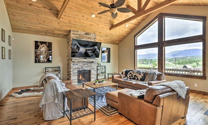 Grand Lake House | Game Room and Hot Tub Luxe Grand Lake Retreat!
