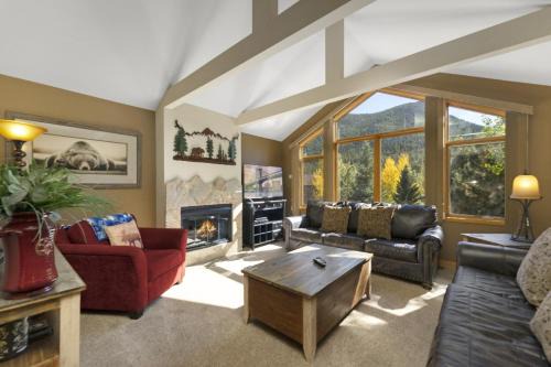 Estes Park House | Gateway to the Wildside Townhouse