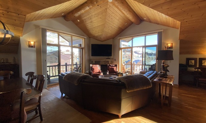 Crested Butte Condo | Getaway in CB with your family @ 4 bedroom Penthouse@Black Bear Lodge!