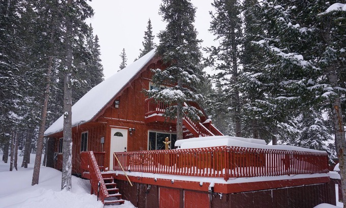 Saint Mary's Cabin | Gorgeous Mountain Cabin with Hot Tub and Glacier hiking year round