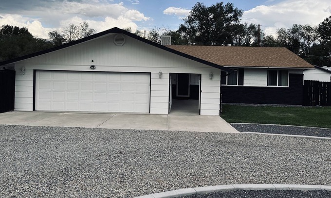 Redlands House | **Great Location** Cozy Farmhouse