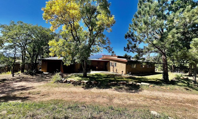 Northeast Colorado Springs House | Green’s Art Studio’s spacious & serene.