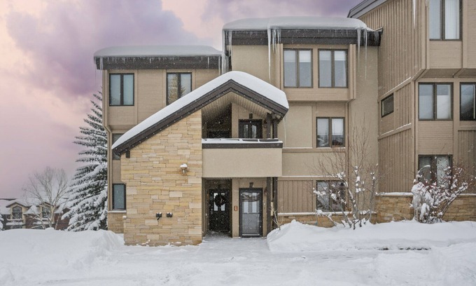 Steamboat Springs Condo | Heated Pool & Hot Tub! Walk to Slopes - Ground Level Unit w/W/D