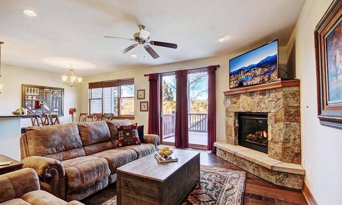 The Highlands House | Highland Greens 93: Gorgeous Townhome, Season Shuttle & Private Hot Tub.