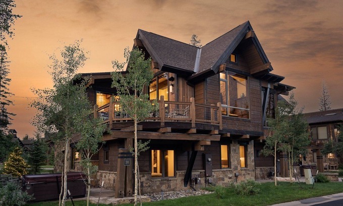 Peak 8 House | Highwoods Shock Hill Townhome-Steps Away From Gondola-Hot Tub.