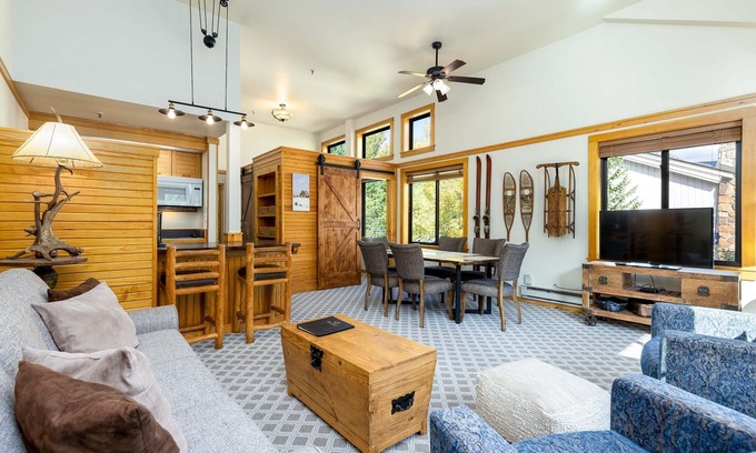 Mountain House Condo | Huge Slopeside Penthouse/3 Minute Walk to Lifts/Hot Tub Access