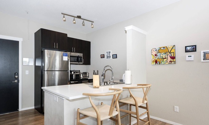 Highland Apartment | Kasa The Comma | Modern 1BD Conveniently Located in Denver