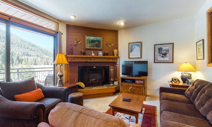 Lakeside Village Condo | Keystone Lake villa with water-view balcony - walkable to lake