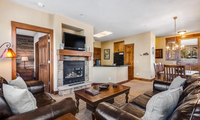 Granby Hotel | Kicking Horse Lodges 3-201
