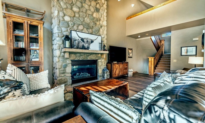 Mountain House House | King Master Suite-Private: Hot Tub, Garage & Laundry-Walk to Lift-Free WIFI