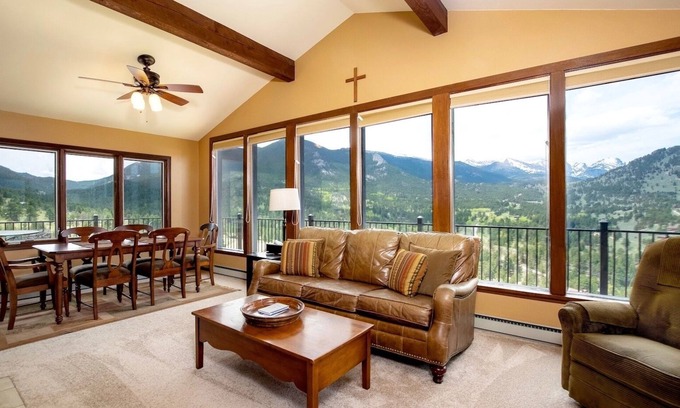 Windcliff Estates House | Kintzle Vacation Home at Windcliff by RedAwning