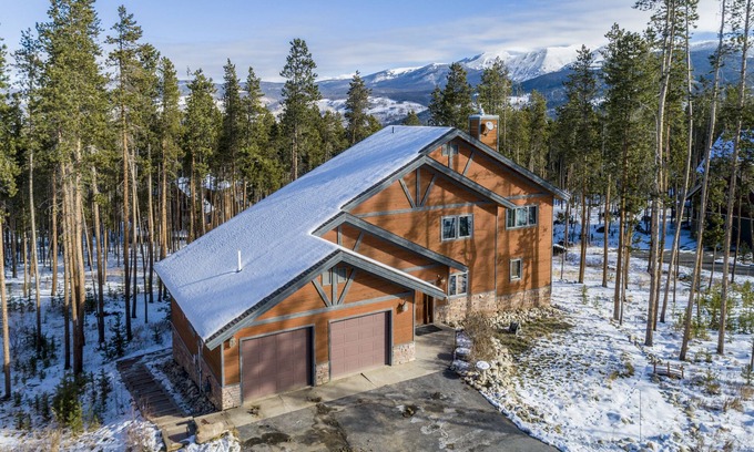 Fraser House | Large Mountain Home/Private Hot Tub/Shuffleboard/Pet Friendly