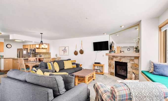 Four O'Clock Condo | Location! Walk to town, chairlift, hiking trails.