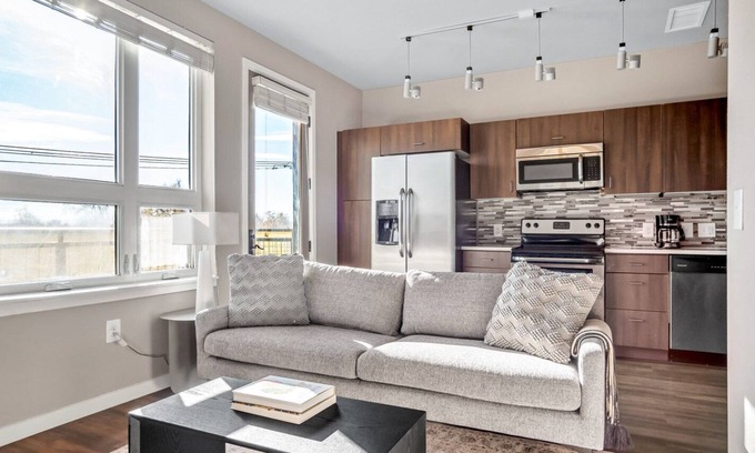 West Highland Apartment | Lux Highland Studio w/ Gym & Business Center, walk to bars, by Blueground