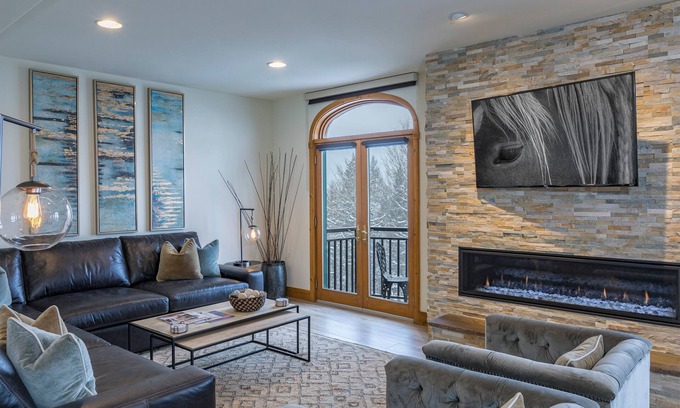 Mountain Village Condo | Luxurious Pet-Friendly 4-Bedroom Condo With Stunning Mountain Views & Exquisite