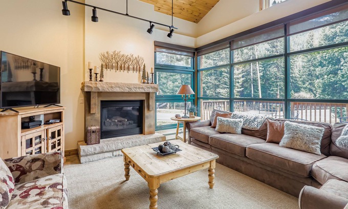 Keystone House | Luxury 3 Bed/3bath-Townhome, River Behind, hot tub