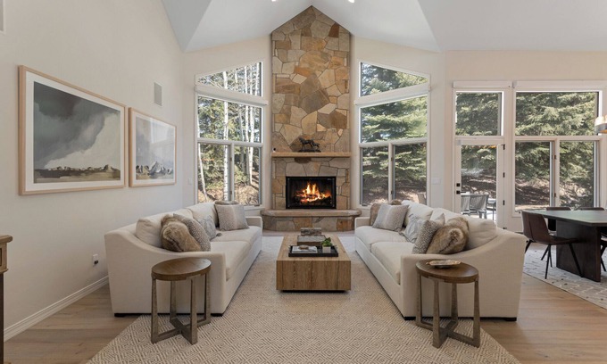 Edwards House | Luxury Home - Walk to Arrow Bahn Lift - 6-Bedrooms with 4 Kings + Game Room