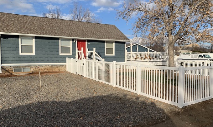 Fruitvale House | Market Way, The Place to Stay! 5 bedrooms, 2 living rooms & pet friendly!