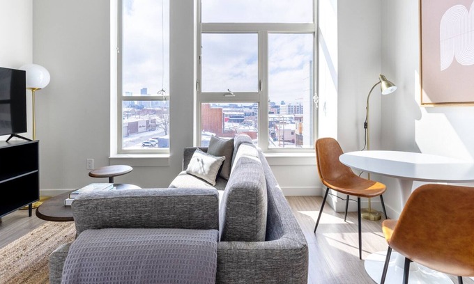 River North Art District Apartment | Mod RiNo Studio w/ Gym, Roof Deck, in Brewery District, by Blueground