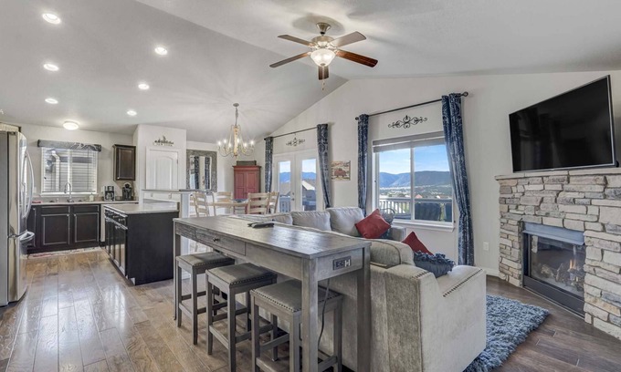 Monument House | Modern 4BR Retreat | Panoramic Pikes Peak & Mountain Views