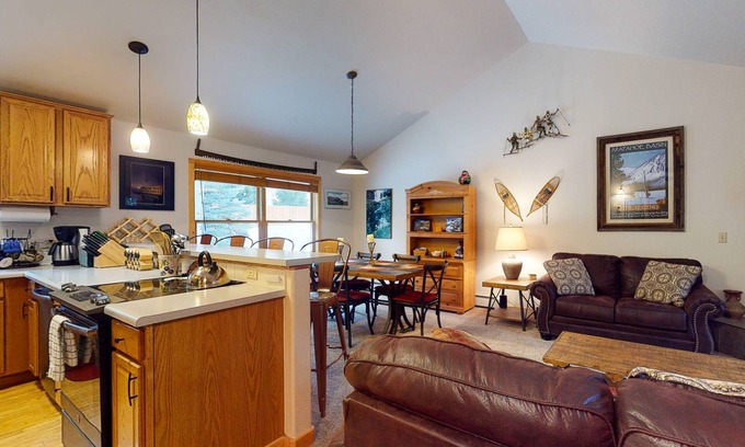 Mountain House Condo | Modern Keystone condo w/a gas fireplace & shared hot tub