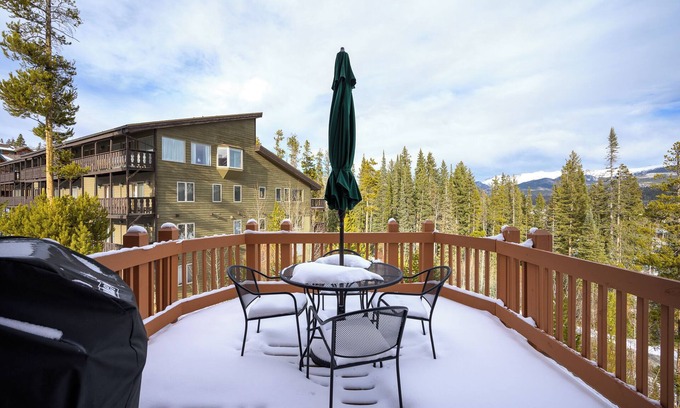 Bear Crossing House | Modern mountain stay w/hot tub & balcony