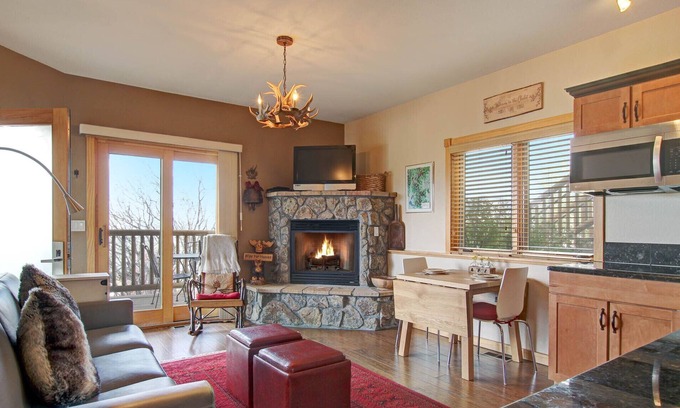 Estes Park Condo | Mount Lady Washington 29B - 1 Br/2 Bath Condo - 2 Fireplaces - Lake/Mountain Views!