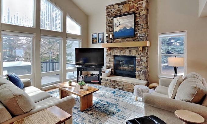 Corinthian Hills House | Mountain Escape: Sunshine, Hot Tub Soaks & Strolls — Dillon Lake Days Await!