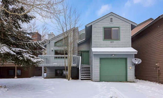Frisco House | Mountainside 673 is a recently updated 4 bedroom private home located within Mountainside so you have access to the clubhouse but you do not share walls with anyone else.