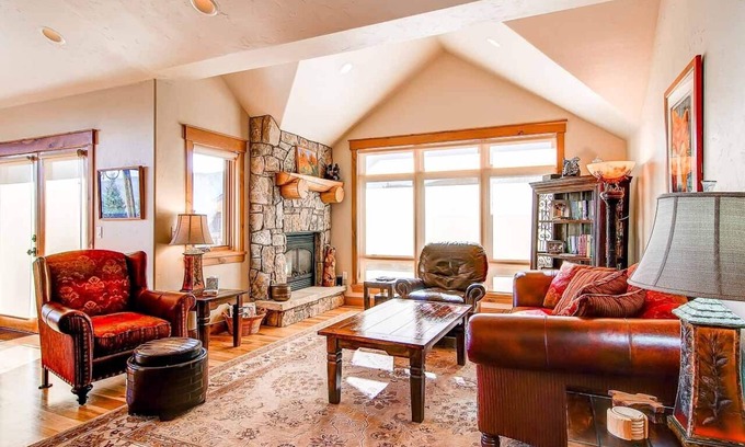 Frisco Condo | Mt. Victoria Lodge Crestline Condo: Downtown, Nicely Appointed