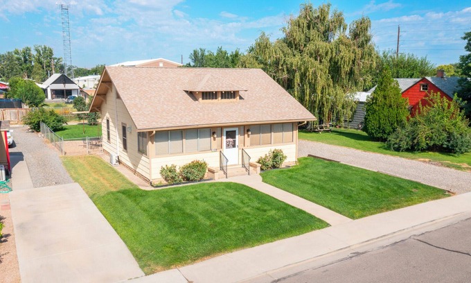 Fruita House | MTB Lovers! Downtown Fruita Bunglow! 8 Separate Beds-1/2 block from everything!