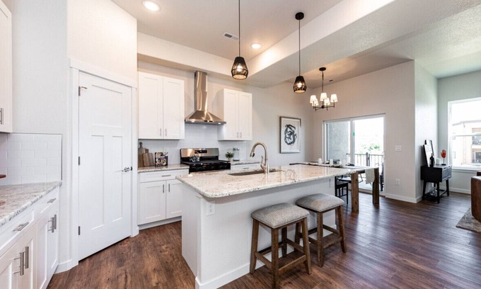 Mountain Shadows House | New Luxury 3 BD Townhome with Mountain Views