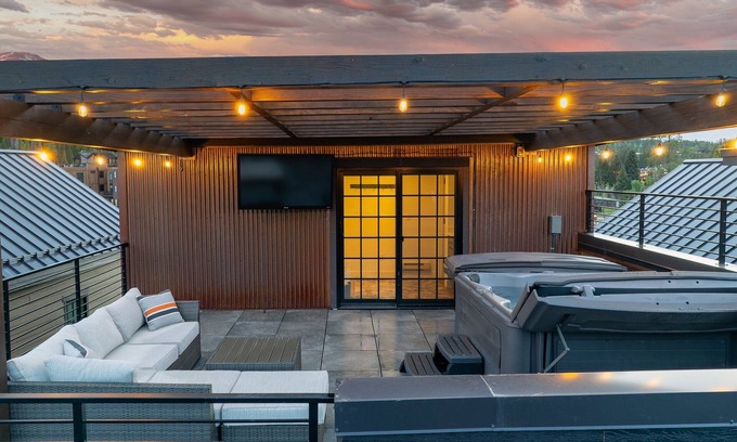 Old Town House | New Luxury Villa 97 /Rooftop Hot Tub & Lounge /Great Views - $500 of FREE Activities Daily