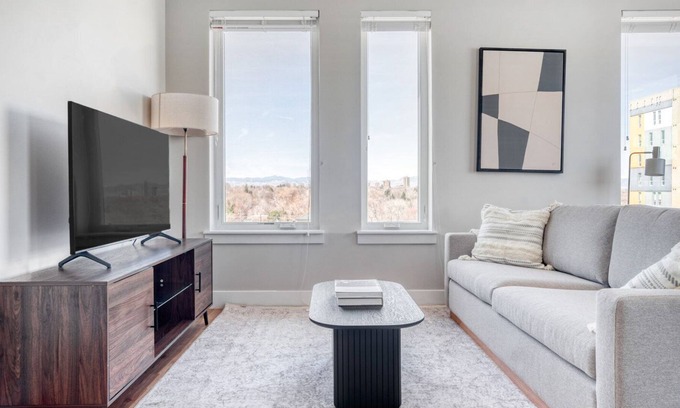Hale Apartment | Open Congress Park 2BR w/ Gym & Pool, near shops & dining, by Blueground