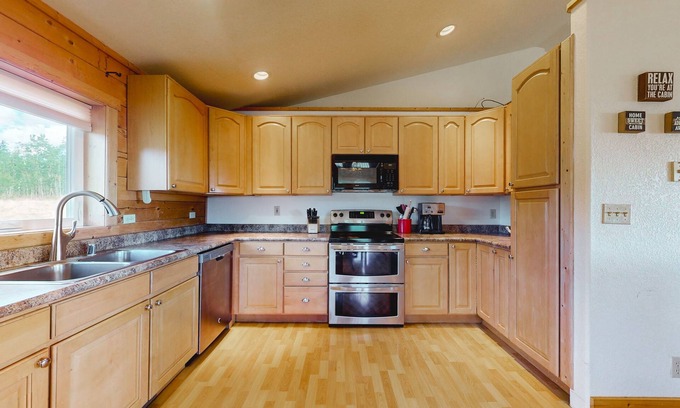 Warm Springs Cabin | Outdoor enthusiast dream cabin with stunning view, private hot tub, dog-friendly