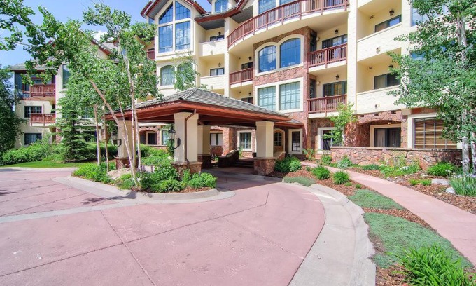 Beaver Creek Apartment | Oxford Court by East West Hospitality