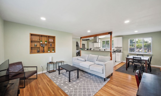 Athmar Park House | Peaceful Home by Park and Lake